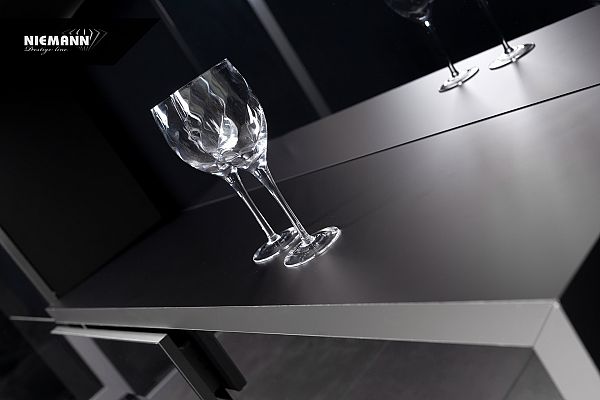 Bezpieczne i nietłukące się materiały do produkcji mebli, imitujące szkło i lustro