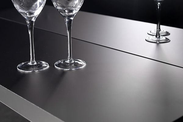 Bezpieczne i nietłukące się materiały do produkcji mebli, imitujące szkło i lustro