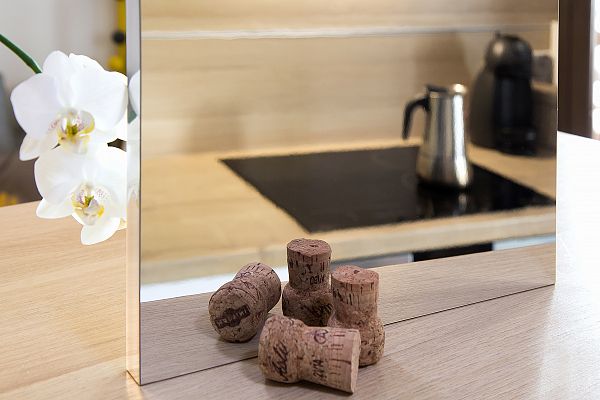 Bezpieczne i nietłukące się materiały do produkcji mebli, imitujące szkło i lustro