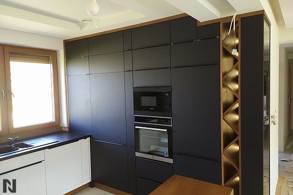 Czarny 8421 Mat, Realizacja Akrylik