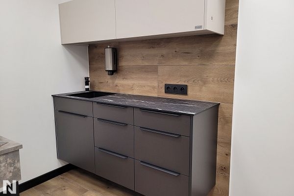 Acrylux Mat Anti-fingerprint 85468M Jasnoszary i Acrylux Mat Metallic Antracyt 8855- realizacja Pracownia Rabiniak