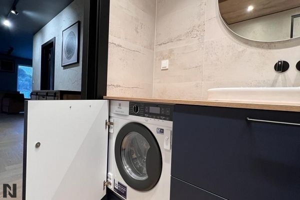 Acrylux Mat Anti-fingerprint 4702M Granat - realizacja Sonik Studio - meble łazienkowe